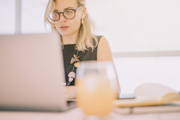 Uma mulher empreendedora pode ser definida por diversas características como: mostrar iniciativa, enxergar oportunidades de negócio, ser flexível, se adaptar às situações, demonstrar empenho, ter determinação, disciplina, persistência, paixão e estar pronta para embarcar em novos empreendimentos.